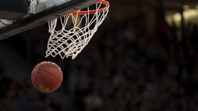 NBA季后赛直播，湖人队与勇士队在篮下激烈对抗